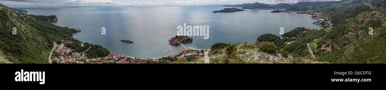 Sveti Stefan Islet in Montenegro, im Osten und zeigt die Küste, die Bucht von Budva und die Skyline von Berg betrachtet Stockfoto