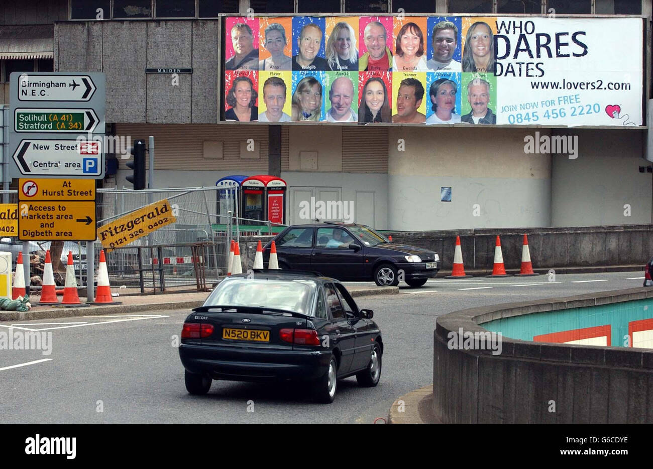 Dating-Plakatwand im Holloway Circus, Birmingham. Eine Internet-Einführungs-Agentur startete einen Service, der es qualifizierten Männern und Frauen erlaubte, ihre Reize auf Werbetafeln zu bewerben. * die ungewöhnliche Dating-Initiative, die von Birmingham Lovers2.com ins Leben gerufen wird, bietet Kunden die Möglichkeit, ihr Foto und Details nach möglichen Daten in der ganzen Stadt sehen zu lassen. Passanten, die eine Phantasie zu jemand nehmen, den sie auf den riesigen Plakaten sehen, können die Firma online für weitere Details kontaktieren. Stockfoto