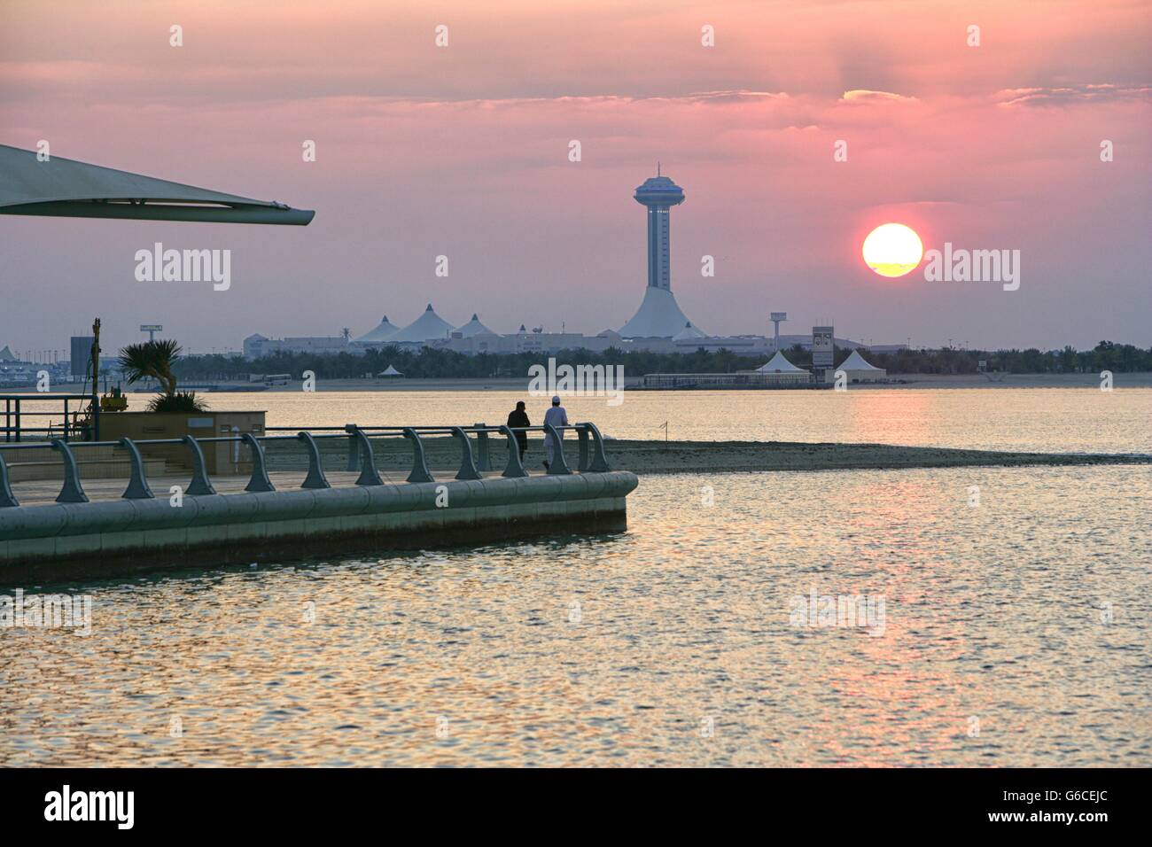 PANORAMA DER WOLKENKRATZER IN DER STADT ABU DHABI-HAUPTSTADT DES NAHEN OSTENS VEREINIGTE ARABISCHE EMIRATE Stockfoto