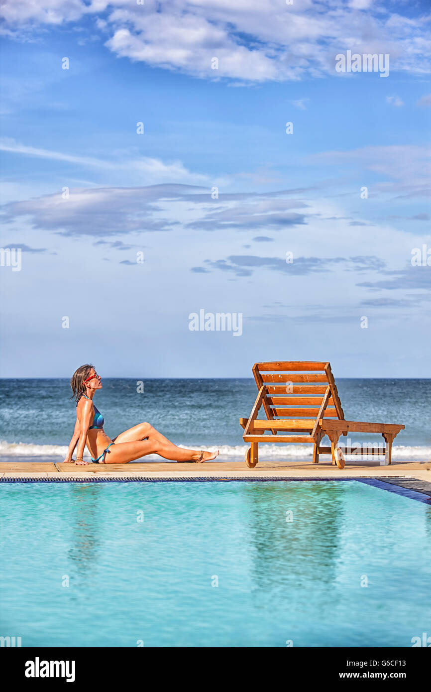 Frau, Sonnenbaden am Pool in Nilaveli. Sri Lanka Stockfoto