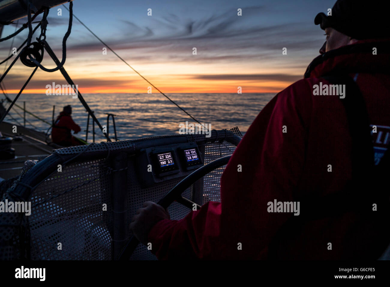 Die Sonnenuntergänge am Horizont während der 3. Tag-Rennen in der Rolex Sydney Hobart 2015 an Bord von Garmin als Bestandteil der Clipper Round the World Yacht Race. Stockfoto
