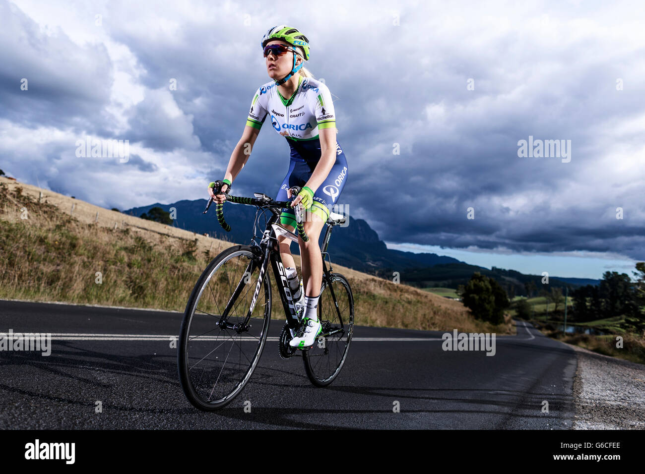 Tasmanischen Champion Radfahrer Macey Stewart heraus auf ein Training fahren auf der Landstraße hinter Sheffield in der Nähe von Mount Roland, North West Tasmanien. Stockfoto