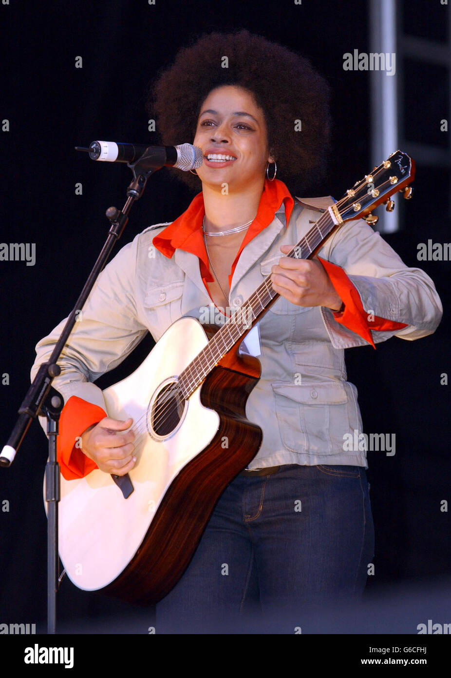 Sarah Bennett spielt auf der Bühne während des Prince's Polo Concert, im Royal County of Berkshire Polo Club in Windsor. Stockfoto