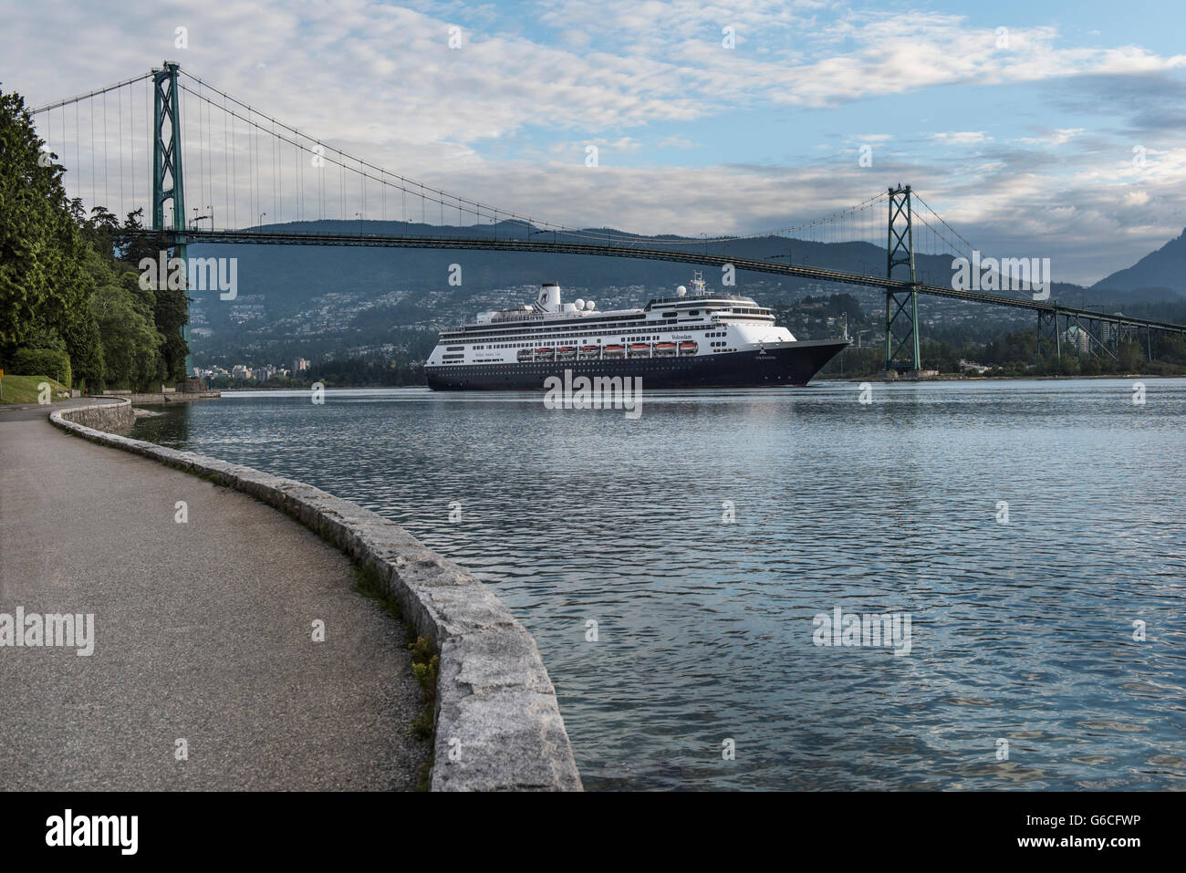 Holland America Line Kreuzfahrtschiff Volendam Einzug unter die Lions Gate Bridge in den Hafen von Vancouver. Stockfoto