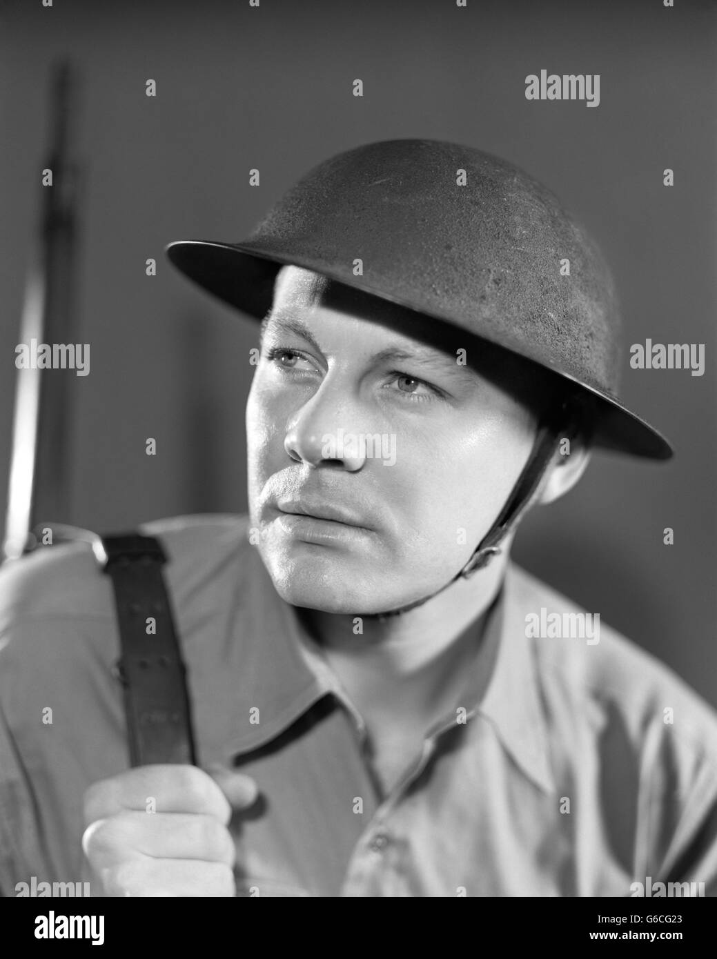 1930S 1940S ERNST PORTRÄT AMERIKANISCHER SOLDAT IN UNIFORM TRAGEN BRODIE-HELM VON UNS VERWENDETEN ARMEE BIS 1942 Stockfoto
