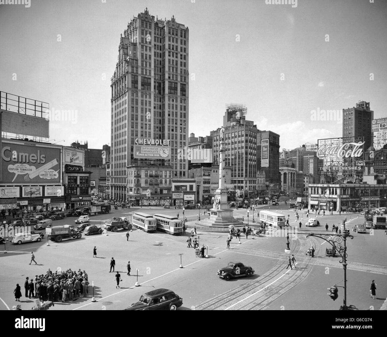 1930ER JAHRE COLUMBUS CIRCLE MIT COCA COLA SCHILD UND STRAßENBAHNEN IN NEW YORK CITY USA Stockfoto