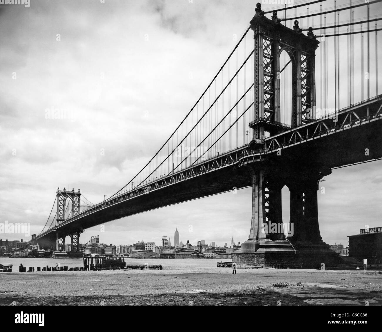 1930ER JAHRE BLICK AUF MANHATTAN BRIDGE ÜBER DEN EAST RIVER AUS BROOKLYN NEW YORK CITY NY USA Stockfoto