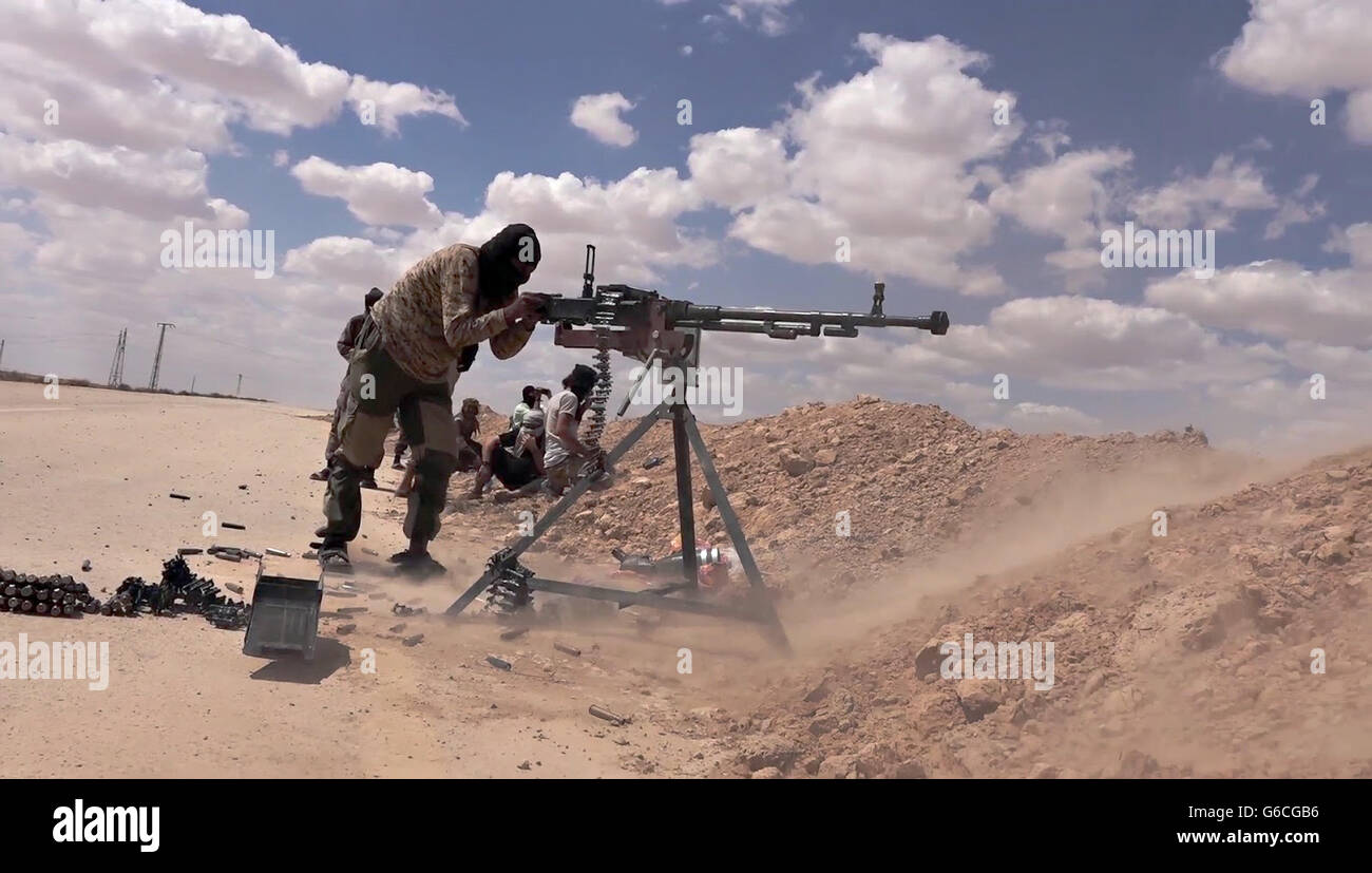 Islamischer Staat Kämpfer feuert ein schweres Maschinengewehr bei kämpfen in den Bergen Makhoul 30. Mai 2016 in der Nähe von Baiji, Irak. Das Standbild wird aus einem Propaganda video veröffentlicht von der islamischen Staates im Irak und der Levante erfasst. Stockfoto