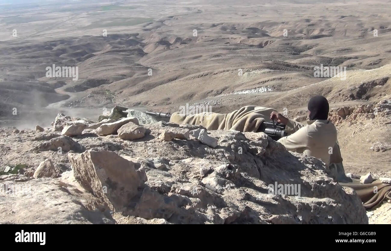 Islamischer Staat Kämpfer feuert eine Anti-Tank Waffe während der Kämpfe in den Bergen Makhoul 30. Mai 2016 in der Nähe von Baiji, Irak. Das Standbild wird aus einem Propaganda video veröffentlicht von der islamischen Staates im Irak und der Levante erfasst. Stockfoto