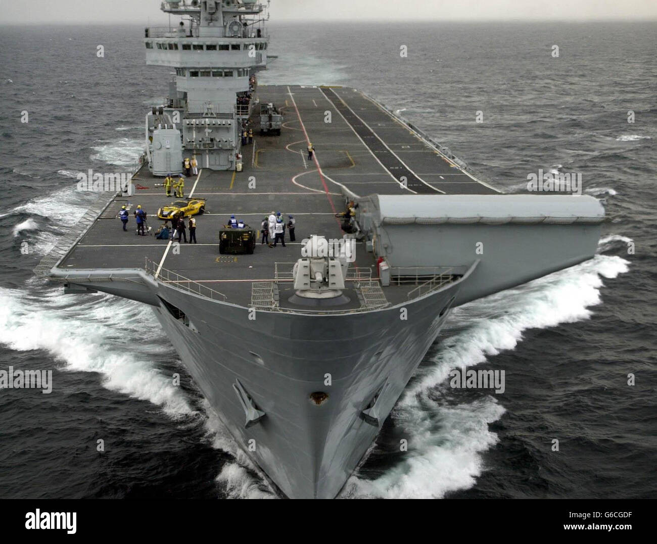 Ein TVR T400R Sportwagen steht auf dem Deck des Royal Navy Flugzeugträgers HMS Invincible für den Start einer all-britischen Bewerbung beim 24-Stunden-Rennen von Le Mans in Frankreich noch in diesem Jahr. * Es ist das erste Mal, dass TVR mit Sitz in Blackpool, der größte unabhängige Automobilhersteller Großbritanniens, seit 1962 ins Rennen geht. Die 215 mph TVR schloss sich Invincible in Portsmouth an und wurde am Dienstag neben einem Royal Navy Sea Harrier Jump Jet fotografiert, als das Schiff durch die Irische See nach Liverpool fuhr. Stockfoto