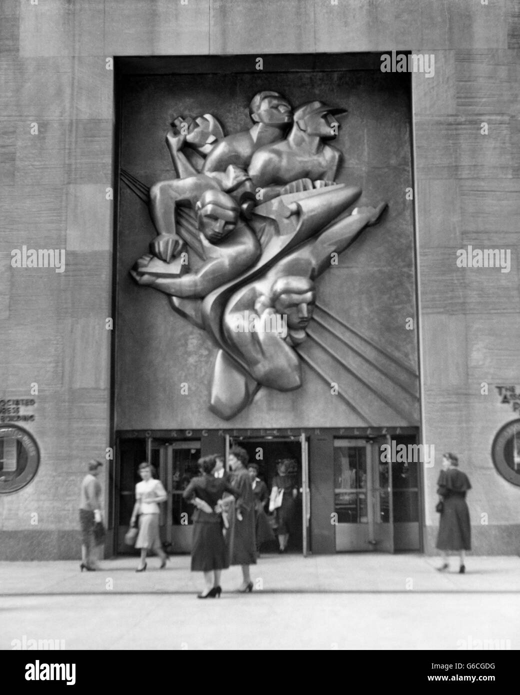 1940S 1950S ROCKEFELLER CENTER ART-DECO-BAS RELIEF NEWS VON ISAMU NOGUCHI ÜBER ZUGEHÖRIGE PRESS BUILDING NEW YORK CITY USA Stockfoto