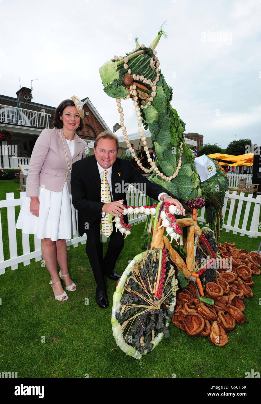 Jennifer Middleton, eine lokale Food-Kampagne, mit Willkommen im Yorkshire Chief Gary Verity neben dem "essbaren Pferd" Pferd und Fahrrad, das Jennifer aus lokal angebautem Gemüse kreiert hat, bevor er am ersten Tag des Yorkshire Ebor Festivals 2013 auf der York Racecourse, York, Rennen geht. Stockfoto