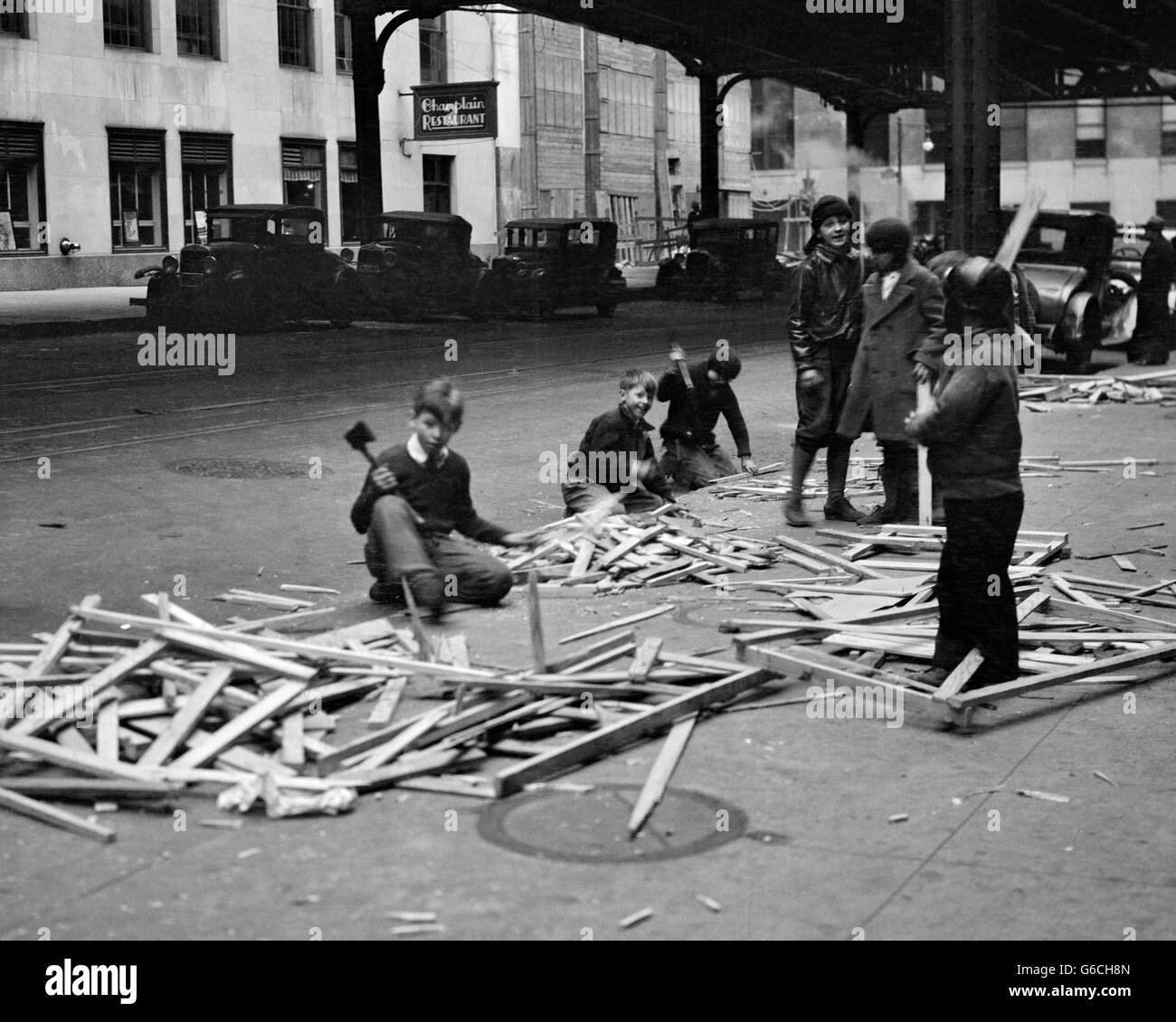 1930ER JAHRE DEPRESSION KINDER HACKEN UMZUGSKARTONS FÜR KÜCHE HERD KRAFTSTOFF TRINITY PLACE & EDGAR STREET IN DER NÄHE VON WALL STREET IN NEW YORK CITY Stockfoto