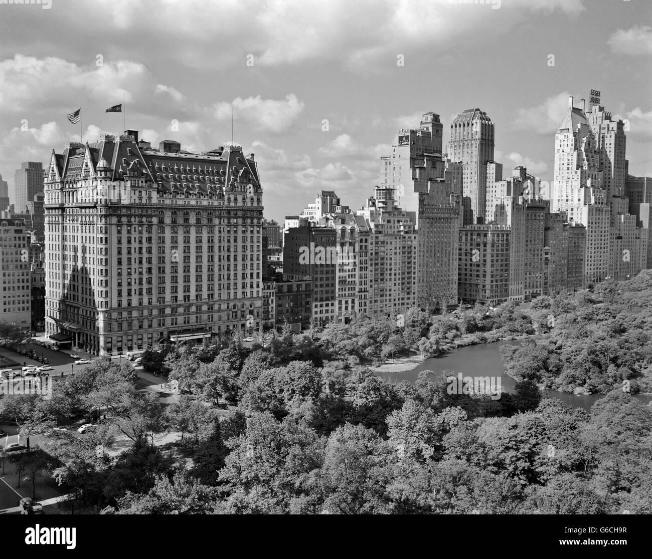 1950ER JAHREN SKYLINE VON NEW YORK CITY MANHATTAN 57TH STREET ENTLANG CENTRAL PARK PLAZA HOTEL Stockfoto