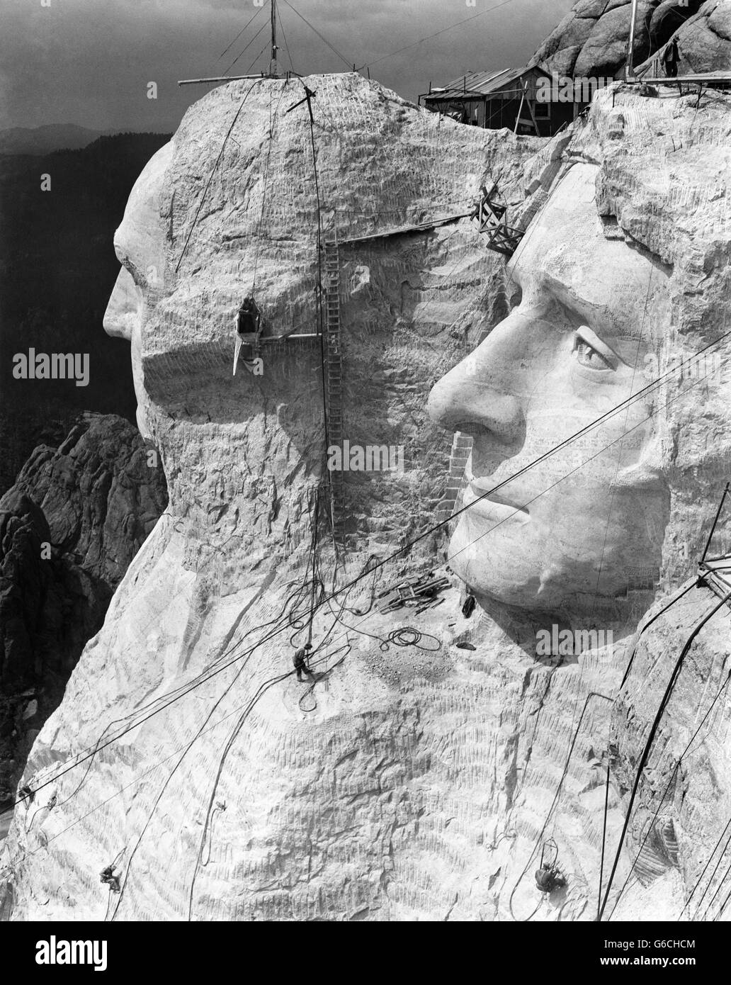 1930ER JAHREN MOUNT RUSHMORE UNTER BAU MÄNNER ARBEITEN AN GEORGE WASHINGTON Stockfoto