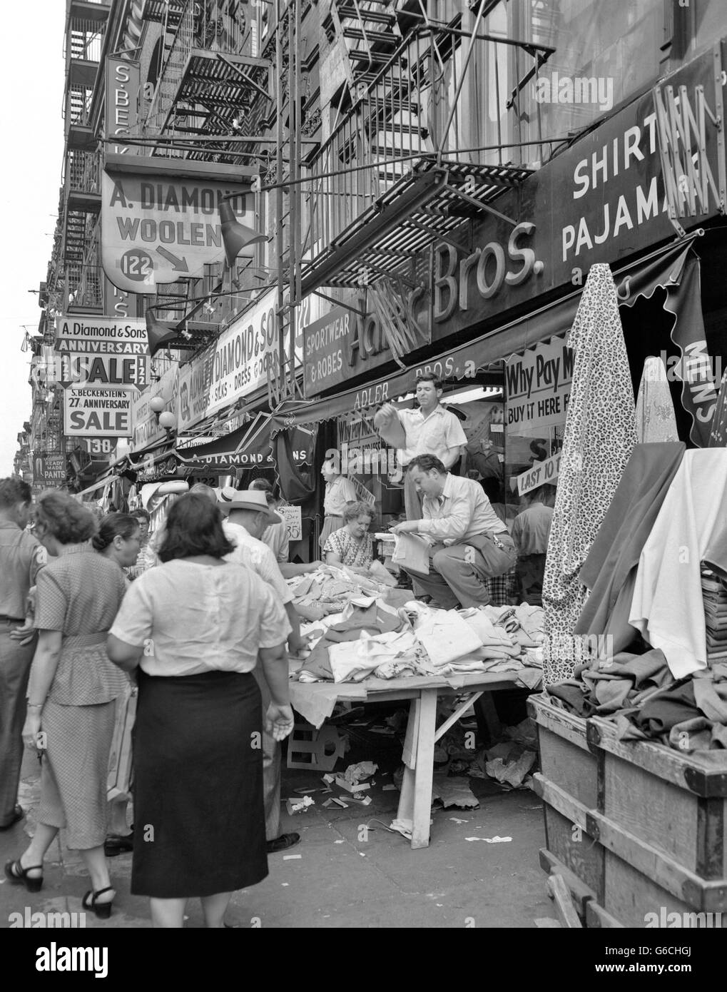 1950ER JAHREN BÜRGERSTEIG HÄNDLER SENKEN EAST SIDE MANHATTAN NEW YORK CITY-NY-USA Stockfoto