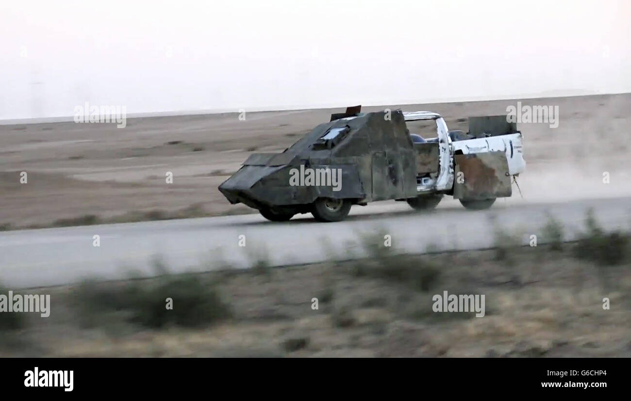 Islamischer Staat Kämpfer fahren ein improvisiertes gepanzertes Fahrzeug während der Kämpfe 4. April 2016 in der Nähe von Zawbaa, Irak. Das Standbild wird aus einem Propaganda video veröffentlicht von der islamischen Staates im Irak und der Levante erfasst. Stockfoto