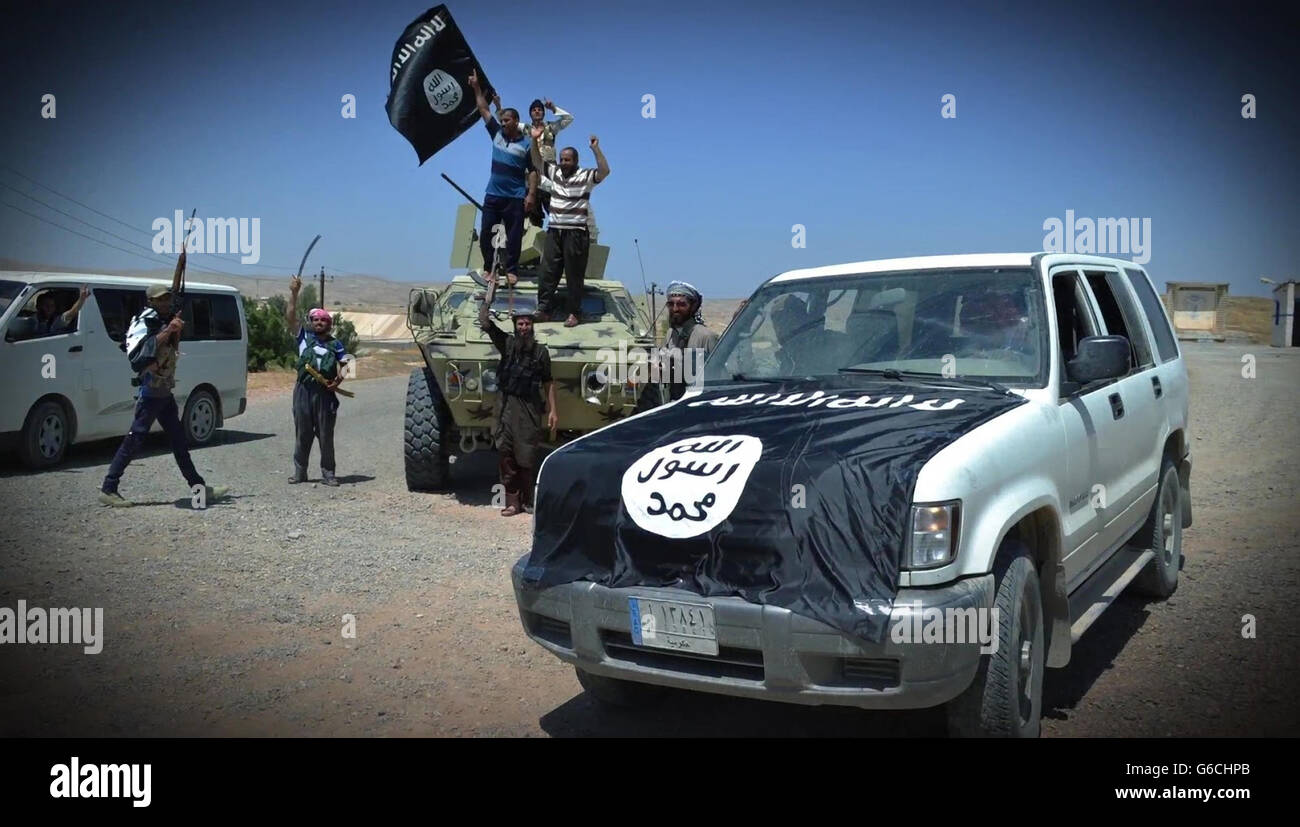 Islamischer Staat Kämpfer feiern nach über laufende irakischen Vorposten 4. April 2016 in der Nähe von Zawbaa, Irak. Das Standbild wird aus einem Propaganda video veröffentlicht von der islamischen Staates im Irak und der Levante erfasst. Stockfoto