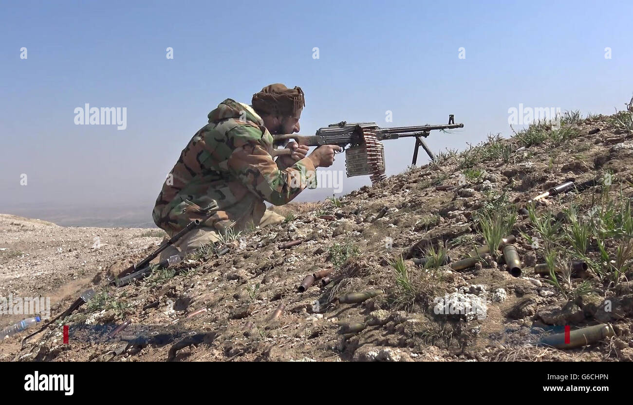 Islamischer Staat Kämpfer Brände PK Maschinengewehr bei kämpfen in den Bergen Makhoul 30. Mai 2016 in der Nähe von Baiji, Irak. Das Standbild wird aus einem Propaganda video veröffentlicht von der islamischen Staates im Irak und der Levante erfasst. Stockfoto