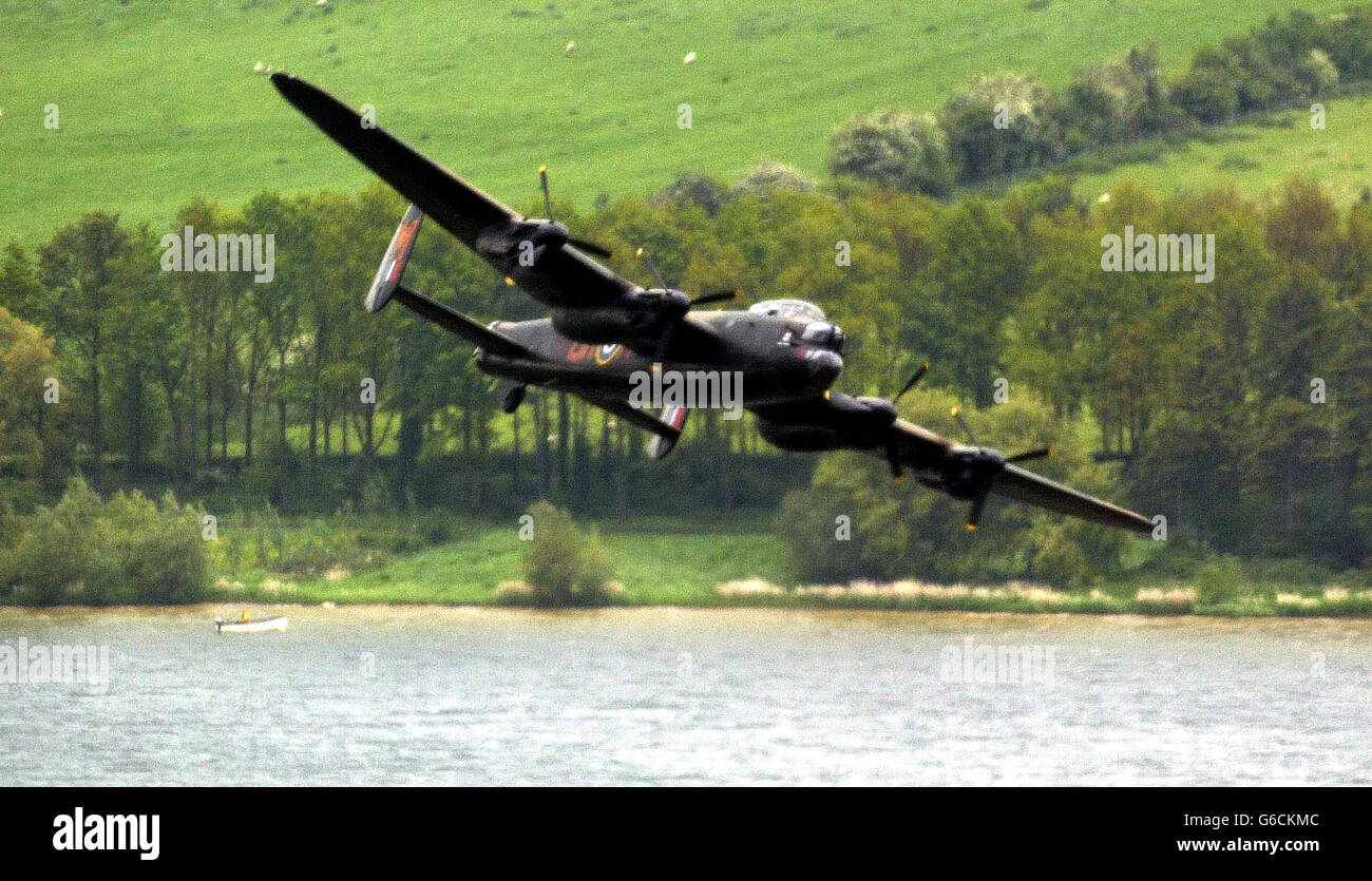 Ein Lancaster-Bomber aus dem Battle of Britain Memorial Flight schwängt über das Eyebrook Reservoir in der Nähe von Corby, Northants, um an den 60. Jahrestag des Dambusters-Angriffs zu erinnern. Stockfoto