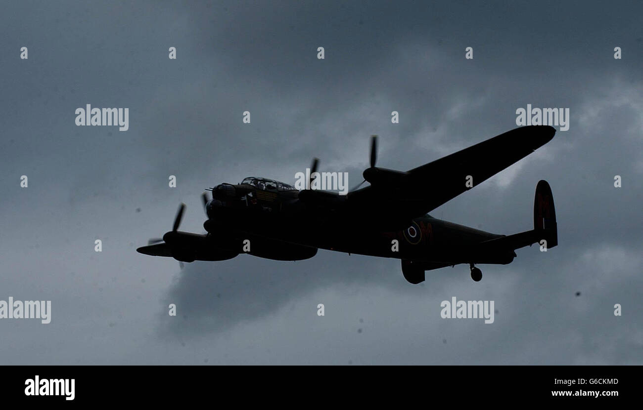 Zweiter weltkrieg pool flugzeuge bomber flugzeug silhouette Fotos und