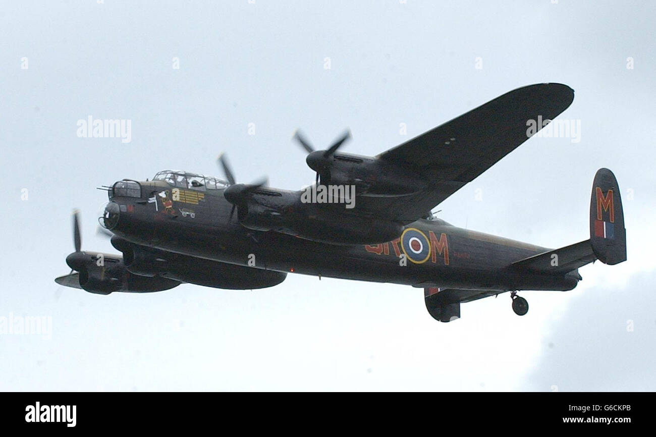 Ein Lancaster-Bomber aus dem Battle of Britain Memorial Flight überwölbt Reculver, Kent, auf dem Anblick, wo Barnes Wallis die springende Bombe heimlich getestet hat, um des 60. Jahrestages der Dambusters-Razzia zu gedenken. Stockfoto