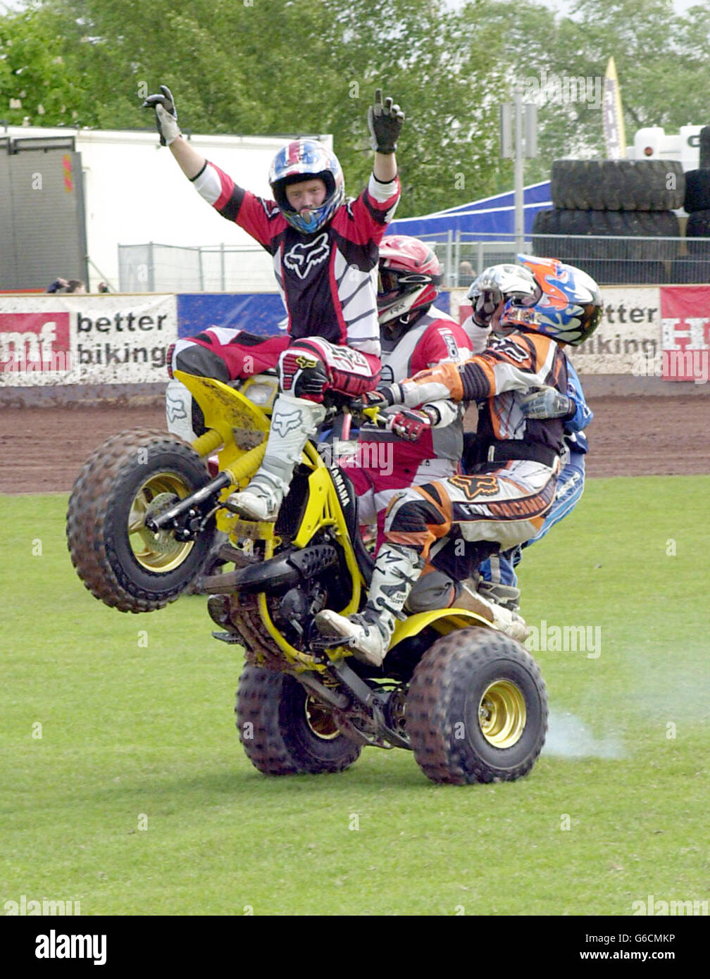Mitglieder des „Over the Top“-Stunt-Teams während ihrer Vorstellung auf der Outdoor-Motorradmesse der British Motorcycle Federation auf dem East of England Showground in Peterborough. Stockfoto