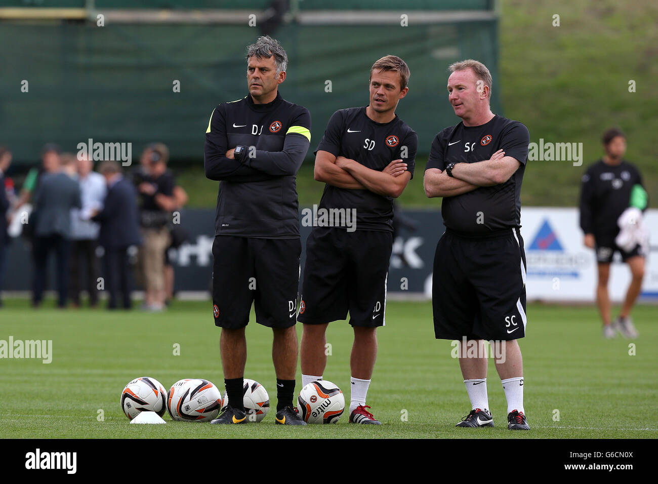 Dundee United erster Teamtrainer Darren Jackson (links) stellvertretender Manager Simon Donnelly (Mitte) und Jugendregisseur Stevie Campbell beim Warm-up Stockfoto