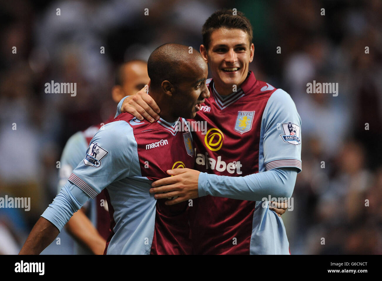 Fabian Delph von Aston Villa feiert sein Tor mit Ashley Westwood während des zweiten Spiels des Capital One Cup in Villa Park, Birmingham. Stockfoto