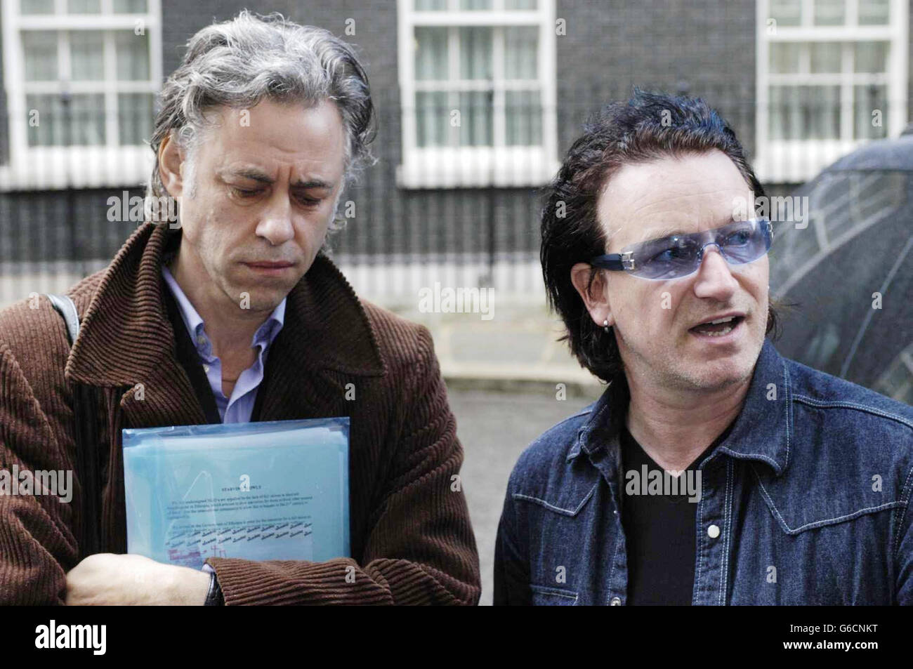 Sir Bob Geldof (L) und U2-Frontmann Bono nach einem Treffen mit Premierminister Tony Blair in der Downing Street 10, London. Herr Blair war Gastgeber eines Frühstückstreffens über Afrika. * die Rockstars forderten die Weltführer auf, sich im Kampf gegen die AIDS-Epidemie zu vereinen und sich von ihren Meinungsverschiedenheiten über den Krieg im Irak abzuwenden. Stockfoto