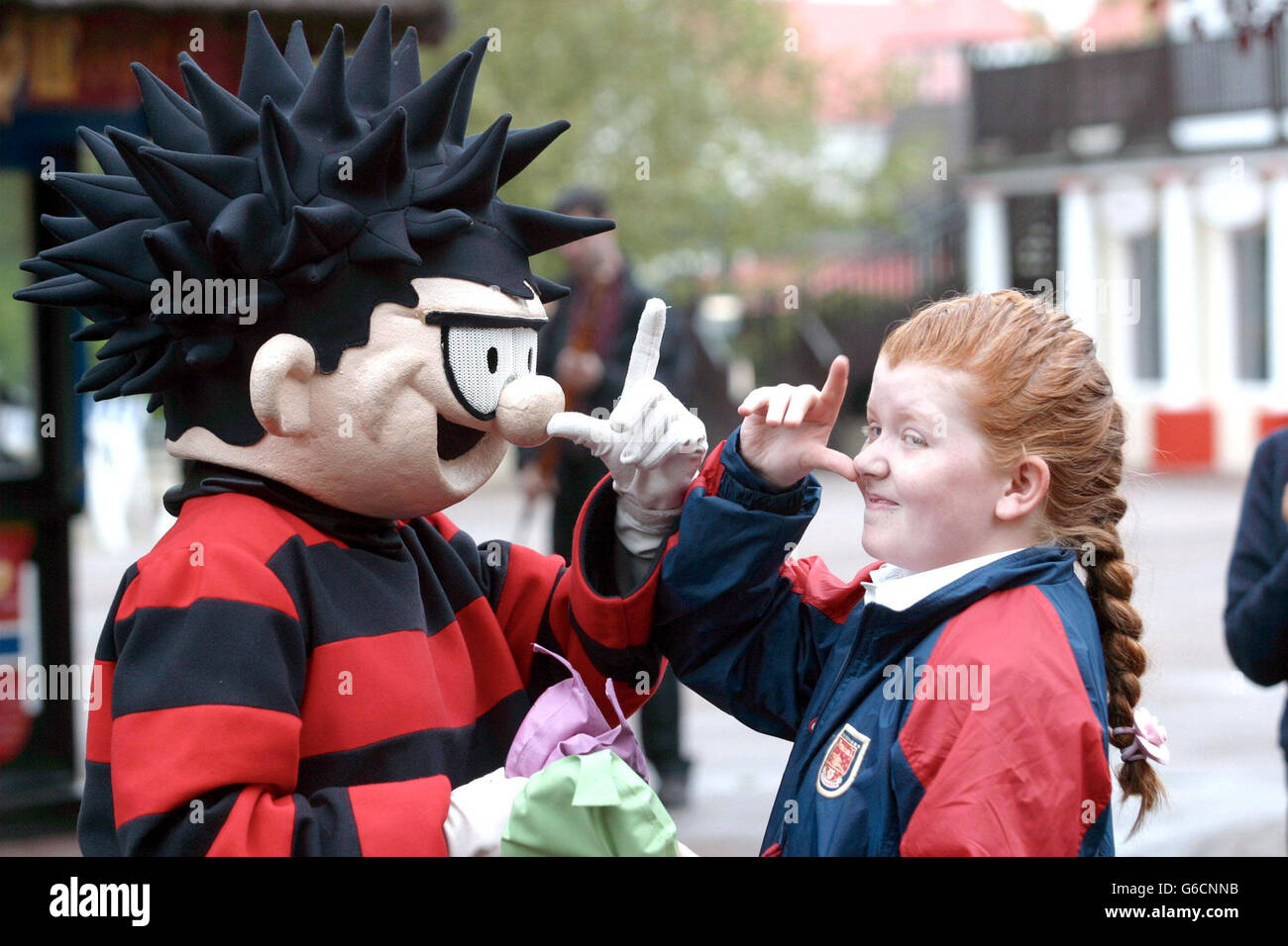 Amy Carlisle von der St Aloysieus School in London und Dennis The Menace nehmen an der Eröffnung des ersten National Mischief Day (Freitag, 23. Mai) in Chessington World of Adventures in Surrey Teil. * Neue Untersuchungen der Children's Research Unit für den Themenpark Chessington World Adventures zeigen, dass gutes altmodisches 'Beano-esque' Unfug aus dem gestressten Leben britischer Kinder verschwinden könnte. Stockfoto