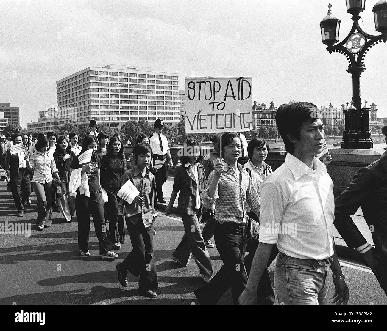 Vietmanessische Bootsleute marschieren, um dem Premierminister in der Downig Street 10 eine Petition vorzulegen, in der sie die Regierung auffordern, die Ausweisung Vietnams aus der UNO wegen Verletzung der UN-Menschenrechtserklärung zu beantragen. Sie forderte Großbritannien auch auf, die Beziehungen zur Regierung von Hanoi zu ändern. Stockfoto