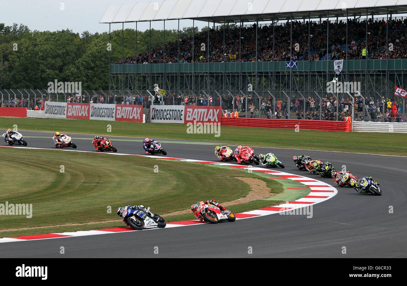 Motorsport - Moto GP Hertz großer Preis von Großbritannien - Rennen - Silverstone. Jorge Lorenzo von Yamaha führt das Feld in der Eröffnungsrunde des Moto GP Hertz British Grand Prix in Silverstone, Northamptonshire, an. Stockfoto