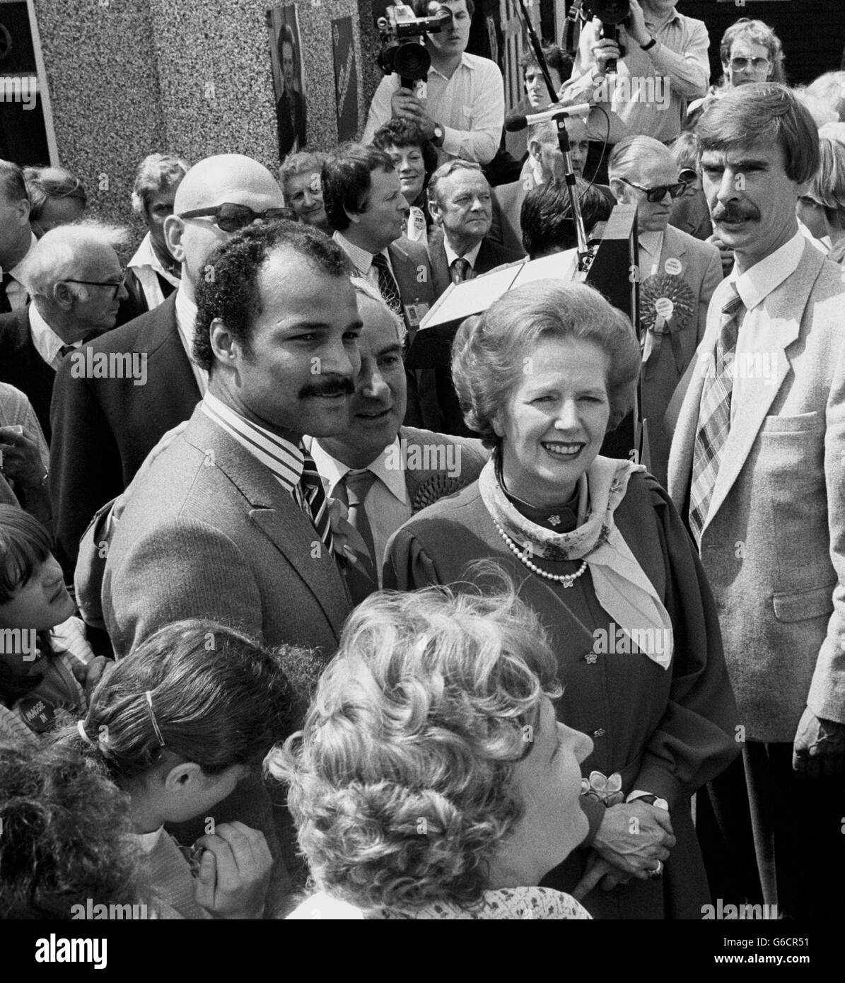 Margaret Thatcher kämpft in Ealing North mit Boxer John Conteh. Stockfoto