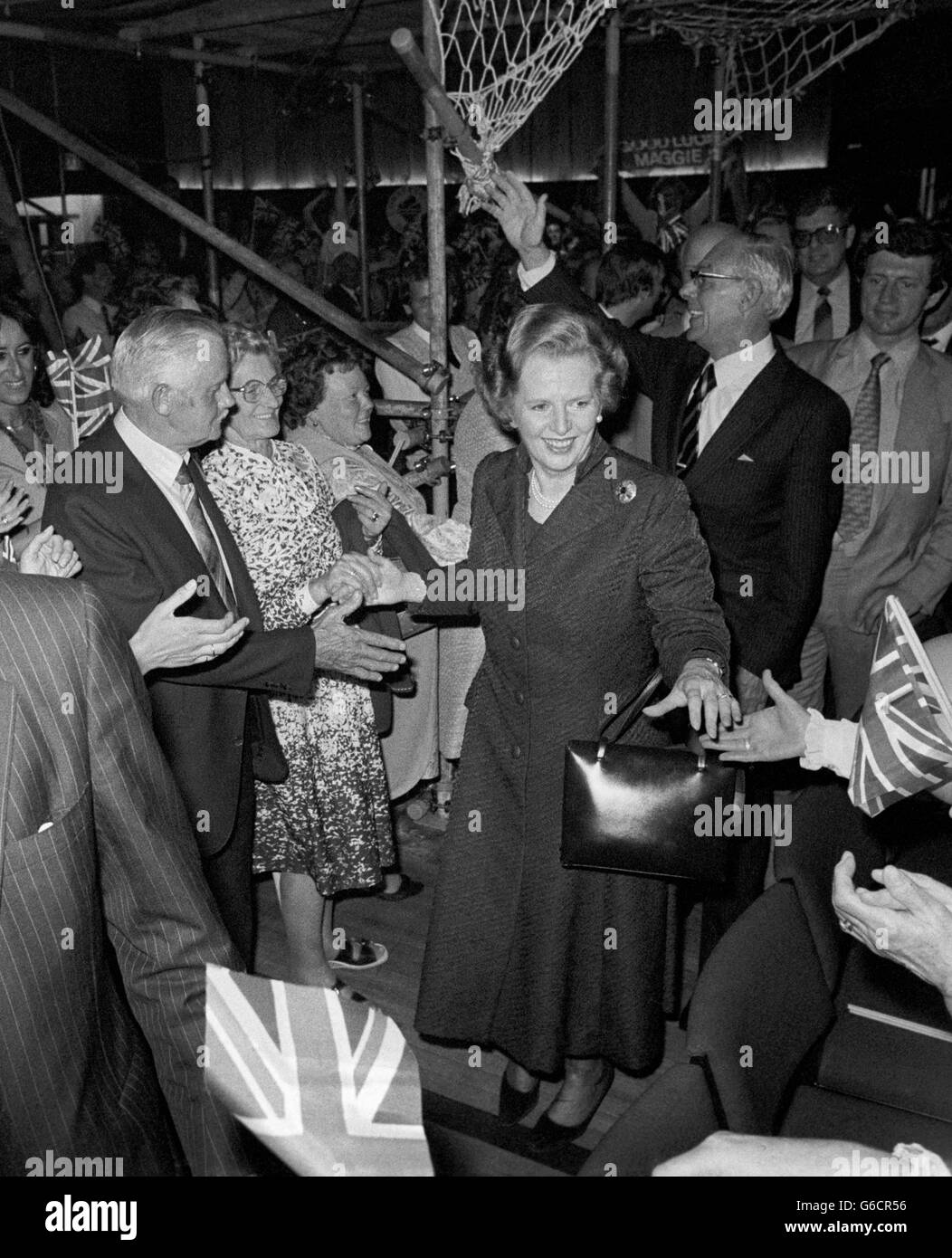 Margaret Thatcher begrüßt mit ihrem Mann Denis Unterstützer bei einer Kundgebung in Fleetwood während ihres Wahlkampfbesuchs im Nordwesten. Stockfoto