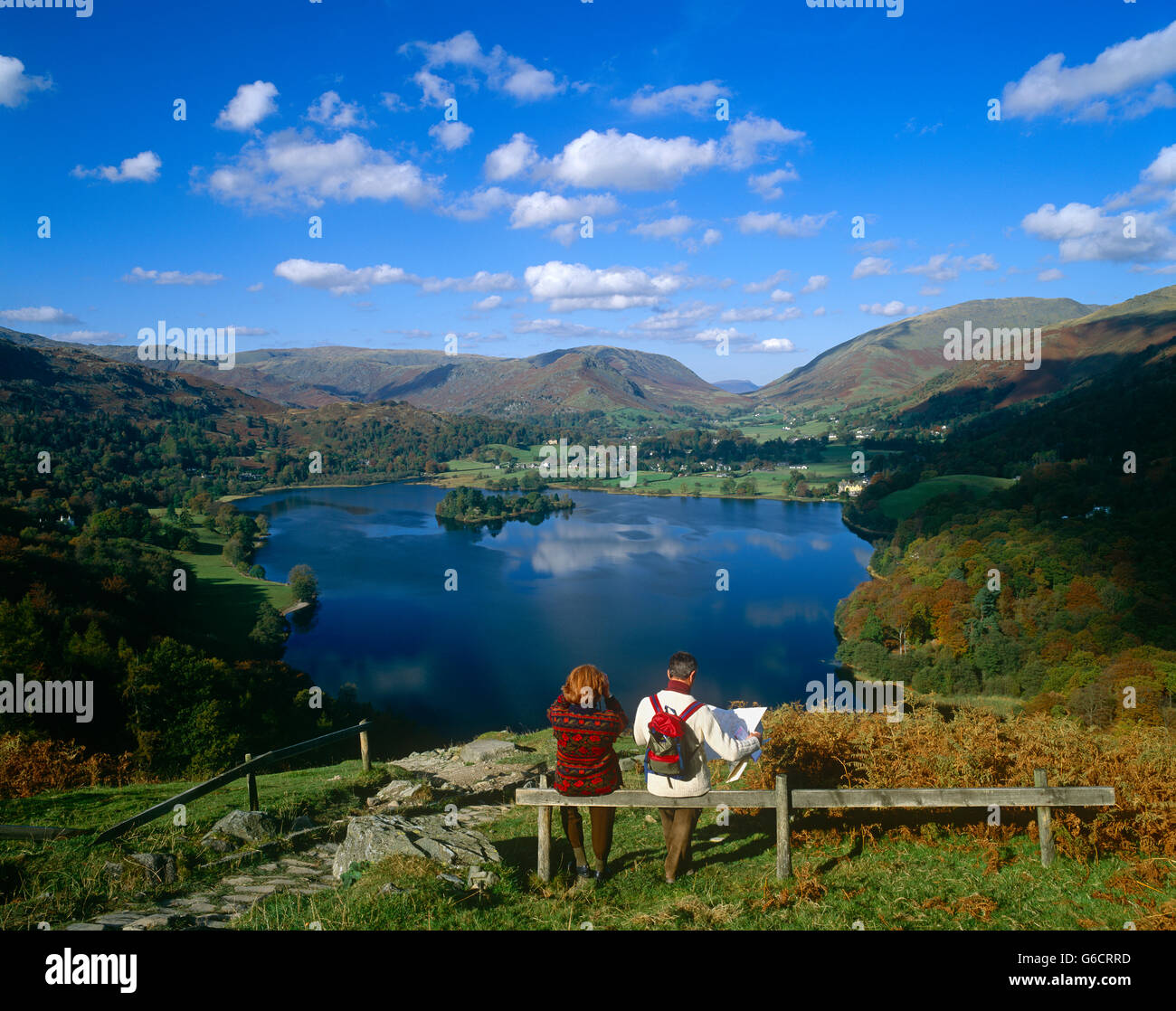 Wanderer, die Anzeigen von Grasmere im Lake District, Cumbria, England, UK Stockfoto