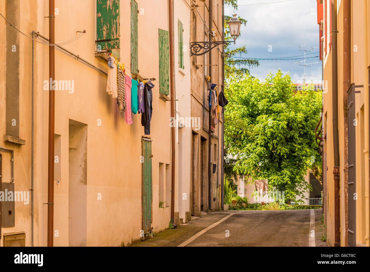 Kleidung zum trocknen aus dem Fenster einer Straße eines Dorfes in Romagna, Italien gehängt Stockfoto