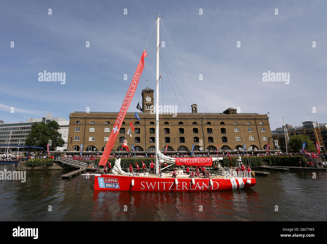 Die Schweiz Clipper Yacht beim Start des Clipper Round the World Race in St. Katharine Docks, London. Stockfoto