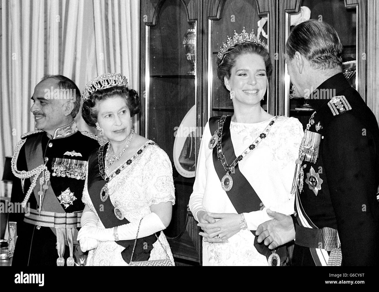 Staatsessen in Amman am ersten Tag des viertägigen Staatsbesuchs in Jordanien sind von links: König Hussein bin Talal von Jordanien, Königin Elisabeth II., Königin Noor von Jordanien und der Herzog von Edinburgh Stockfoto
