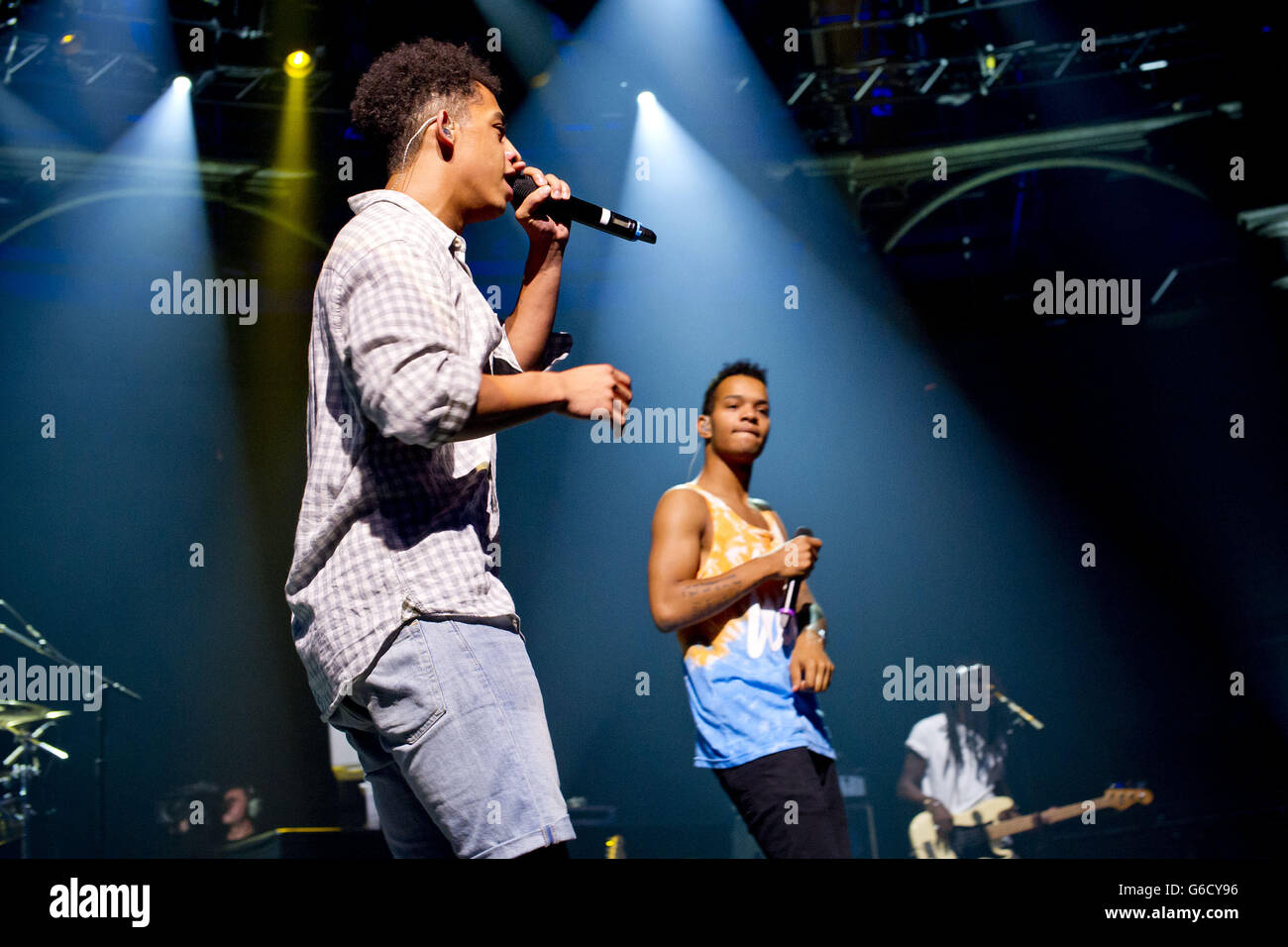 Jordan Stephens (links) und Harley Alexander-Sule von Rizzle Kicks treten im Roundhouse in Camden, London, im Rahmen des iTunes Festivals auf. Stockfoto