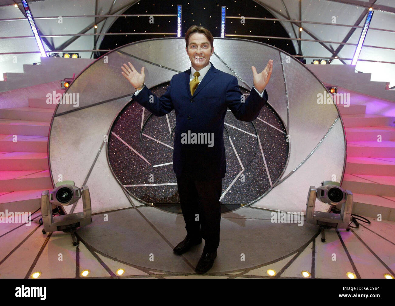 TV-Moderator Bradley Walsh auf der berühmten "Stars in Their Eyes" Bühne, um die Stars in Their Eyes Live UK Tour in den Granada TV Studios in Manchester bekannt zu geben. Die erste interaktive Familienshow in einem Theater, in dem das Publikum für den Gesamtsieger stimmt, beginnt in Newcastle, *..Opera House Mittwoch, 1. Oktober 2003. Ab dem 12. Juli 2003 finden landesweit Vorführungen für Kinder statt. Stockfoto