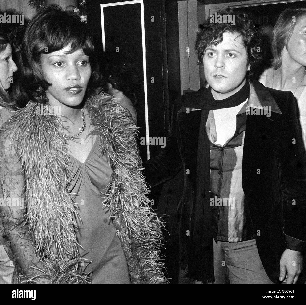 16/09/1977 - AN DIESEM TAG IM Jahr 1977 - Marc Bolan, Sänger der Band T-Rex, wird getötet, als sein Auto, von seiner Freundin Gloria Jones gefahren, in einen Baum im Südwesten Londons zerschlägt Popstar Marc Bolan, der Gruppe T-Rex, Und seine Freundin, die amerikanische Sängerin Gloria Jones, auf einer Party, die von Popstar Rod Stewart in London gestürzt wurde. Stockfoto