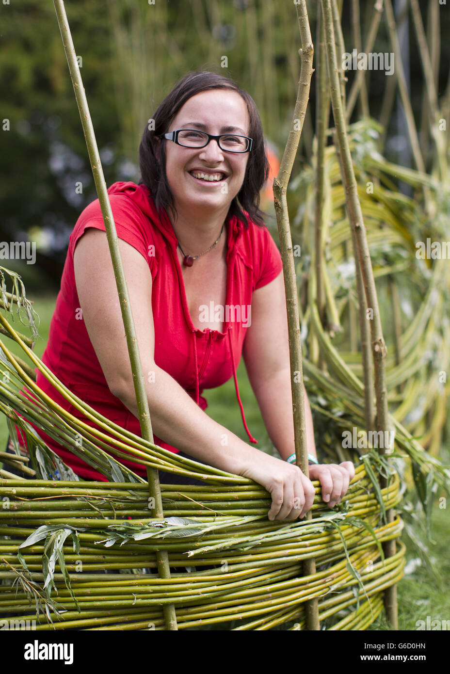 Lucy Bell baut beim Electric Picnic Press Launch 2013 einen lebenden Weidenzaun. Stockfoto