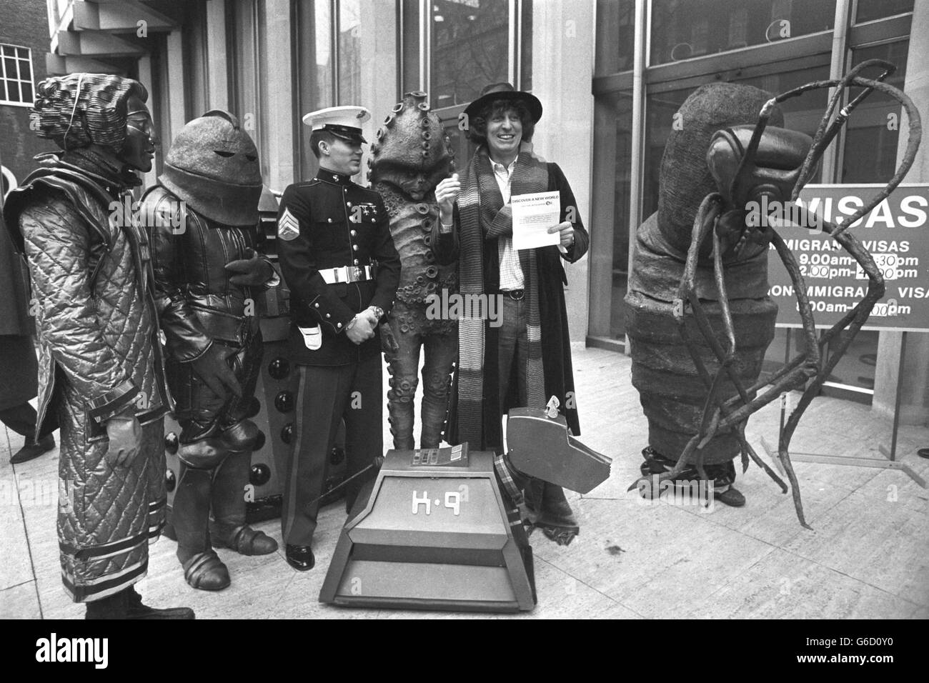 Tom Baker als Doctor Who und eine Gruppe Monster aus der Science-Fiction-Show stehen vor der amerikanischen Botschaft am Grosvenor Square, wo sie von US Marine Frank Zigler aus Dallas, Texas, begleitet wurden. Die BBC macht ein Verkaufsangebot, um das Programm in den USA zu übertragen. Stockfoto