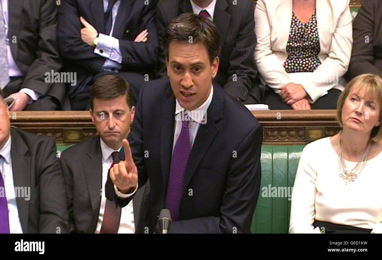 Der Labour-Parteivorsitzende Ed Miliband spricht während einer Debatte über Syrien im Unterhaus im Zentrum von London. Stockfoto