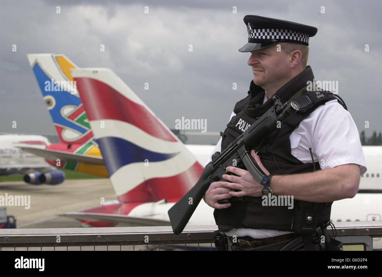 Heathrow bewaffnete Polizei Stockfoto