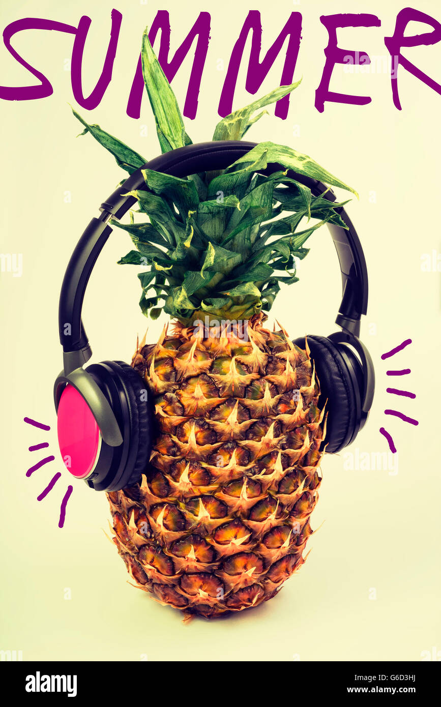 Sommer Obst Saison Konzept, isoliert lustige Ananas mit bunten Kopfhörer anhören von Musik auf Studio Background. Stockfoto