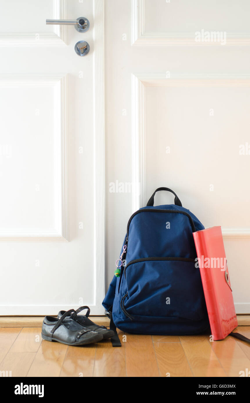 Zurück zur Schule oder sind Sie bereit für Schulkonzept mit Schultasche und Schuhe von Haustür Stockfoto