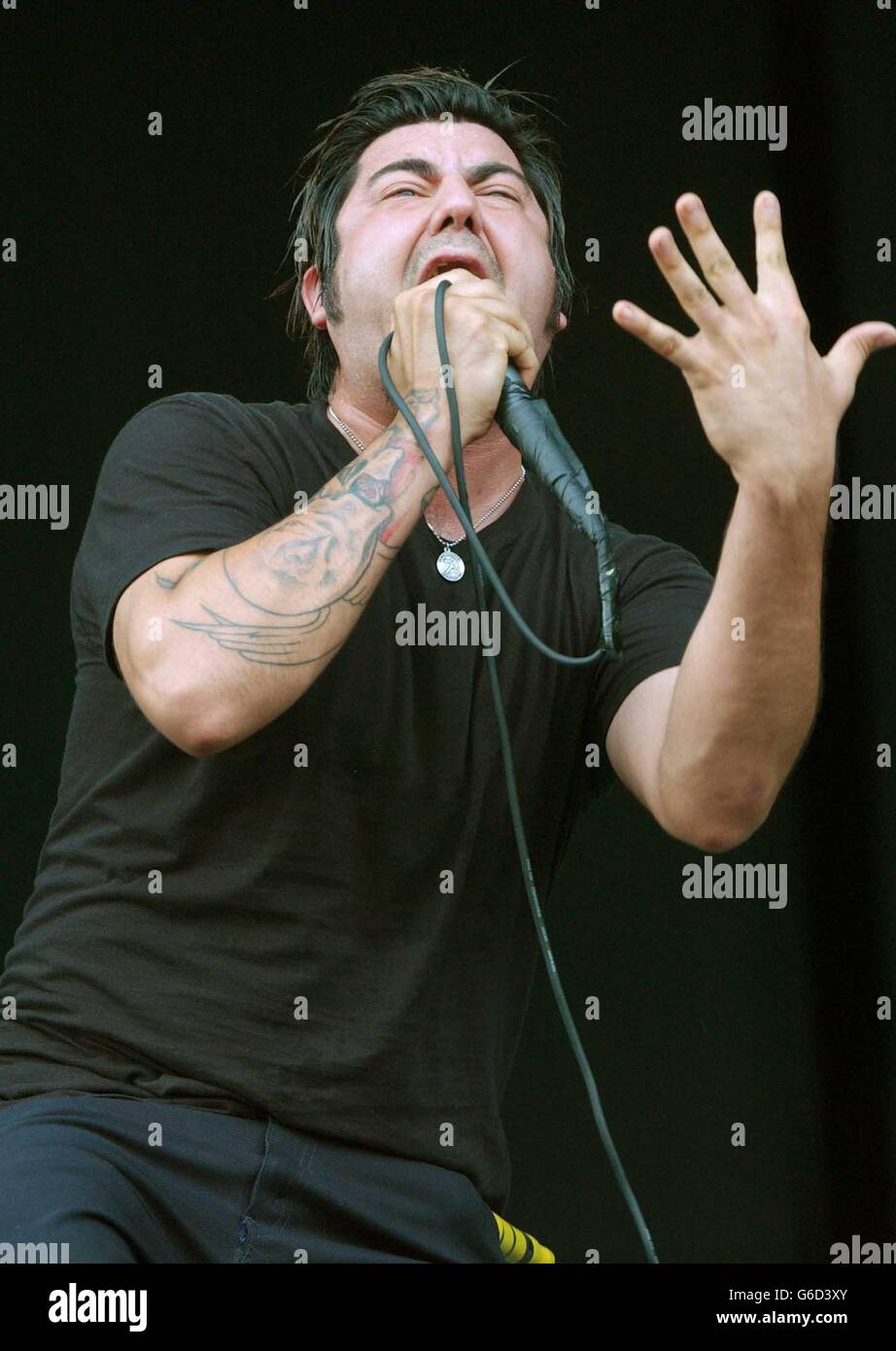 Chino Moreno, Sänger der Band The Deftones, tritt auf der Bühne beim Download Festival 2003 im Donington Park International Conference & Exhibition Centre in Leicestershire auf. Stockfoto