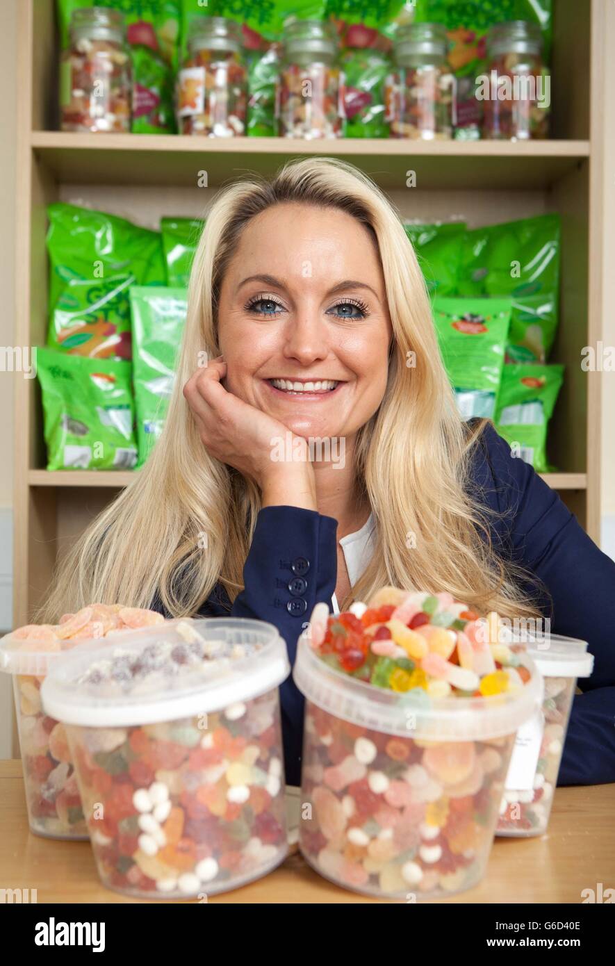 Melissa Burton, Gründerin des Süßwarenunternehmens Goody Good Stuff, zeigt eine Auswahl von Produkten in der Firmenzentrale in Heysham, Lancashire, nachdem sie bei den Nectar Business Small Business Awards 2013 zum Small Business of the Year gekürt wurde. Stockfoto